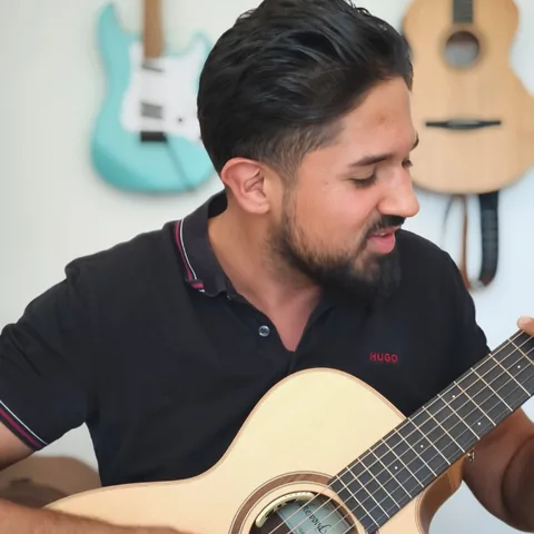 Masoud mit Gitarre